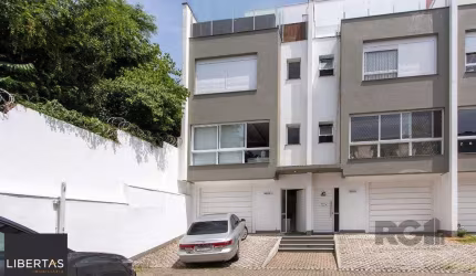 Excelente casa em condomínio que possui originalmente 3 dormitórios, tranfromado em 2 sendo 2 suites, 3 lavabos sendo 1 em cada pavimento. Cozinha semi mobiliada, churrasqueira e forno para pizza.