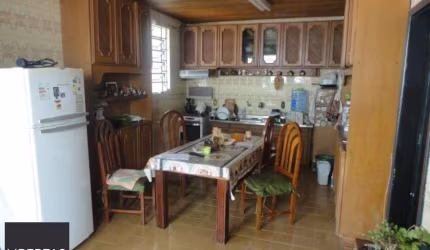 Casa para Venda - 250m², 4 dormitórios, sendo 1 suites, 2 vagas - Petrópolis