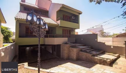Casa para Venda - 443m², 3 dormitórios, 4 vagas - Alto Petrópolis