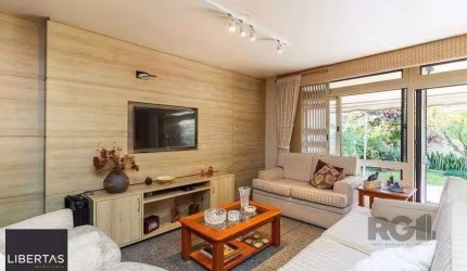 Casa para Venda - 235m², 4 dormitórios, sendo 1 suites, 2 vagas - Azenha