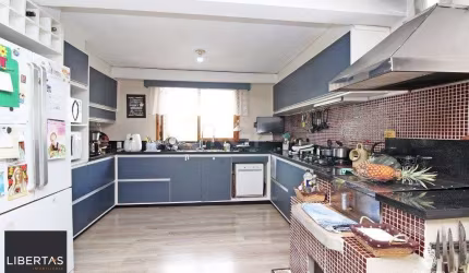 Casa para Venda - 220m², 2 dormitórios, sendo 2 suites, 3 vagas - Teresópolis