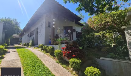 Casa em lindo terreno alto ao nível da rua medindo 10 × 32 onde consta uma residência térrea com 136m2 de área privativa,