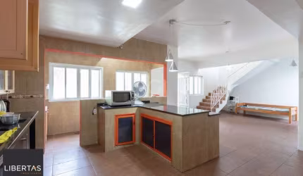 Casa para Venda - 250m², 3 dormitórios, sendo 2 suites, 2 vagas - Teresópolis