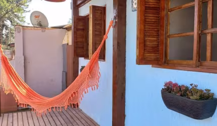 Casa térrea de 2 dormitórios, living, cozinha, churrasqueira, área de serviço, b