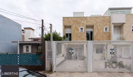 Sobrado com dois andares e área de terraço,