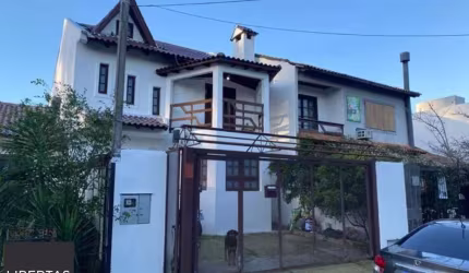 Casa no bairro Hípica - 3 dormitórios
