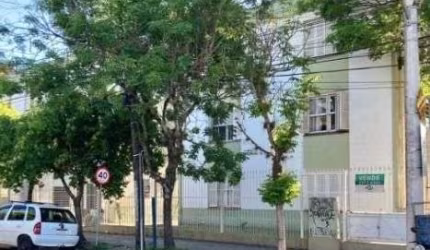 Excelente apto térreo, de frente, 01 dorm enorme. 50 m da Av Assis Brasil