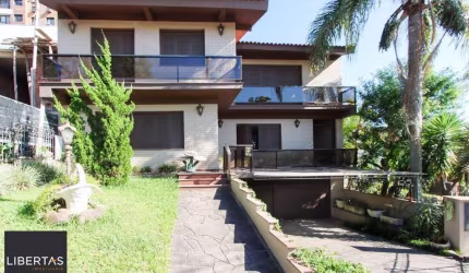 Casa a venda com 03 dormitórios, living 03 ambientes com vista para o Rio.