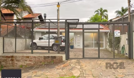 Casa  com Sobrado reformado, de dois pisos, com 3 dormitorios sendo duas  suítes