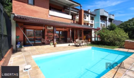 Casa com 4 dormitórios, sendo 1 suíte, com 2 vagas cobertas, no bairro Nonoai, Porto Alegre, RS