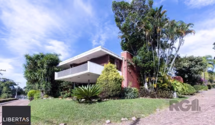 Casa com 724 m² privativos, 4 dormitórios sendo 4 suítes, 6 vagas sendo 3 cobertas
