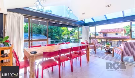 Casa de 380m², bairro Guarujá
