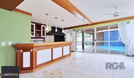 Excelente casa de 324m² com 4 dormitórios e 2 vagas.