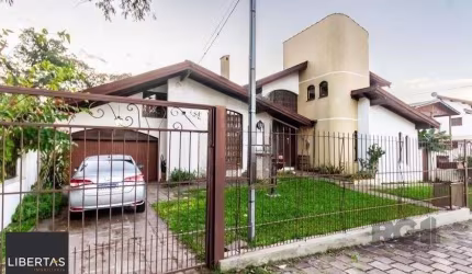 Casa 303m² - 4 dormitórios, 2 vagas no bairro Santo Antônio