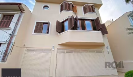Excelente casa de 465m² com 3 dormitórios e 5 vagas de garagem.