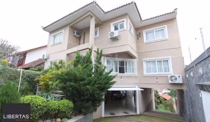 EXCELENTE CASA COM 4 DORMITÓRIOS, 6 VAGAS DE GARAGEM E VISTA PANORÂMICA.
