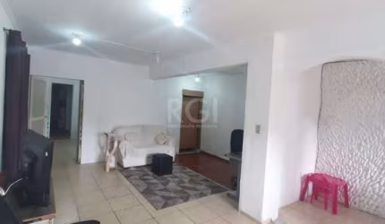 Casa para Venda - 226.9m², 5 dormitórios, sendo 2 suites, 5 vagas - Teresópolis