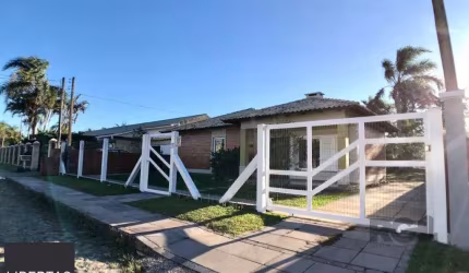 EM ATLÂNTIDA, CASA COM 1140m², 320 m² DE ÁREA PRIVADA, 3 DORMS (1 SUÍTE)