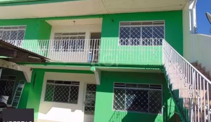 Casa frente, 81,50m2 e 2 apartamento nos fundos térreo e segundo andar.