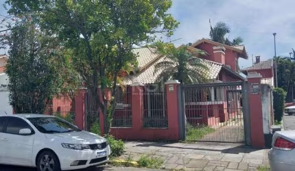Casa para Venda - 450m², 2 dormitórios, sendo 1 suites, 3 vagas - Centro