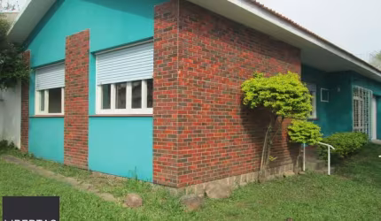 Casa de 3 dormitórios com 140m° de esquina na Rua Enrico Caruso Jardim Sabara PO