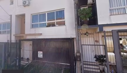 Sobrado  com 3 quartos, 1 suíte, lareira, churrasqueira, 3 vagas cobertas na zona sul.