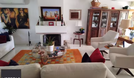 Venda casa em condomínio semi-novo com 330 metros quadrados privativos, 3 suítes, sendo 2 imensas e uma delas com lareira, lavabo, churrasqueira, terraço, piscina