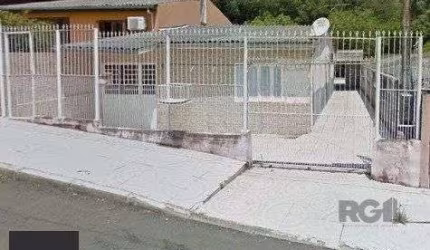 Casa de 3 dormitórios, no bairro Lomba do Pinheiro