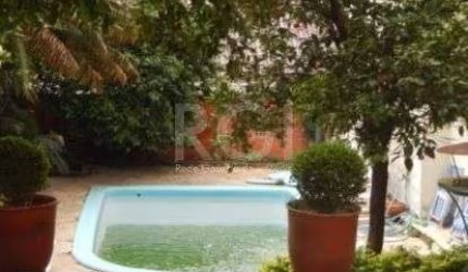Casa de 4 quartos e 4 vagas para comprar no Bairro Mont Serrat