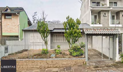 Casa térrea em frente a praça