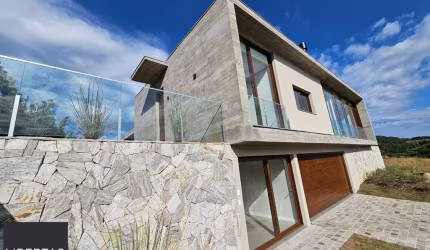 Casa de condomínio, 3 dormitórios, 3 suítes, 2 vagas de garagem.