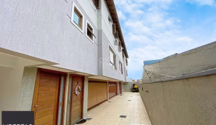 Excelente casa em condomínio, com 118m² privativos, em três pavimentos.