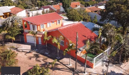 Fantásatico imóvel, composto por duas casas e uma kitnet.