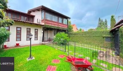 Casa para Venda - 235.64m², 3 dormitórios, sendo 1 suites, 3 vagas - Guarujá