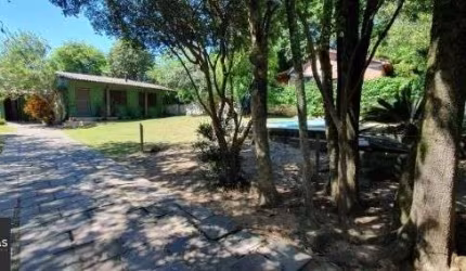 Casa em Porto Alegre, no bairro Ponta Grossa, com 3 dormitório(s), e 3 banheiros, à venda.