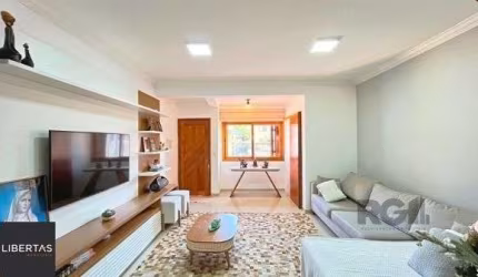 Casa em Porto Alegre, no bairro Guarujá, com 3 dormitório(s), e 3 banheiros, à venda.