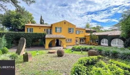 Casa em Porto Alegre, no bairro Pedra Redonda, com 7 dormitório(s), e 7 banheiros, à venda.