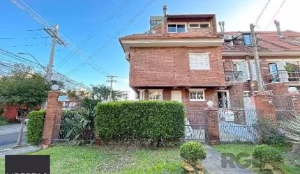 Casa em Porto Alegre, no bairro Tristeza, com 3 dormitório(s), e 3 banheiros, à venda.