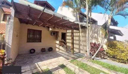 Casa em Porto Alegre, no bairro Ipanema, com 3 dormitório(s), e 3 banheiros, à venda.
