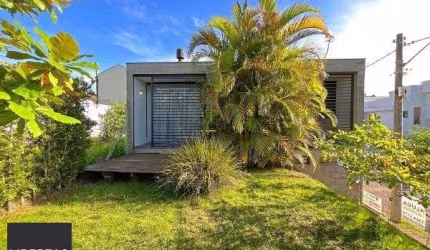 Casa em Porto Alegre, no bairro Guarujá, com 2 dormitório(s), e 2 banheiros, à venda.