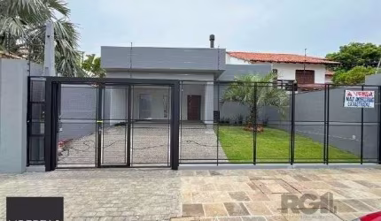 Casa em Porto Alegre, no bairro Ipanema, com 3 dormitório(s), à venda.