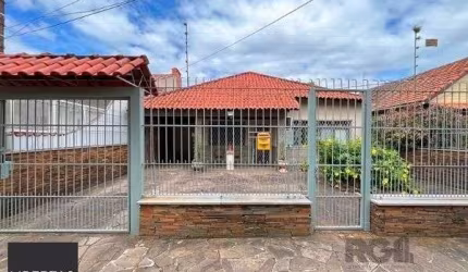 Casa em Porto Alegre, no bairro Guarujá, com 5 dormitório(s), e 5 banheiros, à venda.