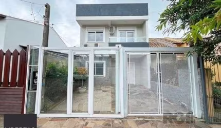 Casa em Porto Alegre, no bairro Hípica, com 3 dormitório(s), e 3 banheiros, à venda.