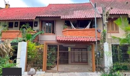 Casa em Porto Alegre, no bairro Guarujá, com 3 dormitório(s), e 3 banheiros, à venda.