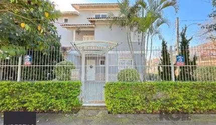 Casa em Porto Alegre, no bairro Espírito Santo, com 3 dormitório(s), e 3 banheiros, à venda.