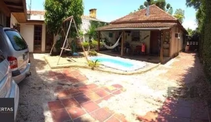Casa em Porto Alegre, no bairro Guarujá, com 2 dormitório(s), e 2 banheiros, à venda.