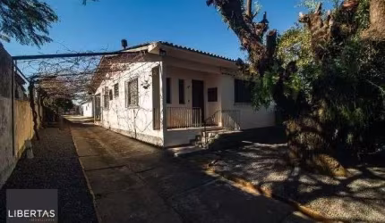 Casa em Porto Alegre, no bairro Vila Nova, com 6 dormitório(s), e 6 banheiros, à venda.