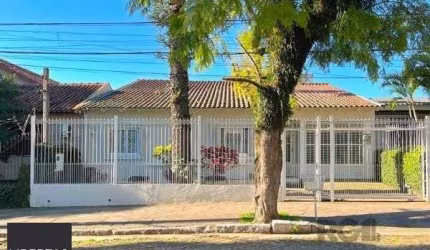 Casa em Porto Alegre, no bairro Nonoai, com 4 dormitório(s), à venda.