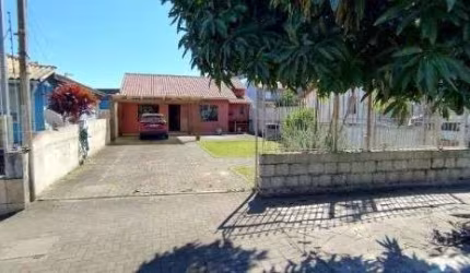 Casa em Porto Alegre, no bairro Camaquã, com 2 dormitório(s), e 2 banheiros, à venda.