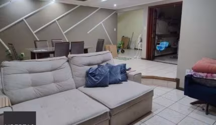 Casa em Porto Alegre, no bairro Vila Nova, com 4 dormitório(s), e 4 banheiros, à venda.
